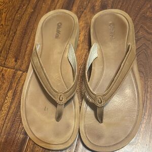 OluKai Women's Tan Leather Thong Sandals